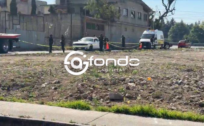 URGENTE: Abandonan auto de lujo con una persona ejecutada junto a la carretera