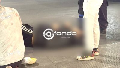 IMPACTO: Motociclista se destroza la cara; llevaba el casco en la mano y también arrolló a un peatón