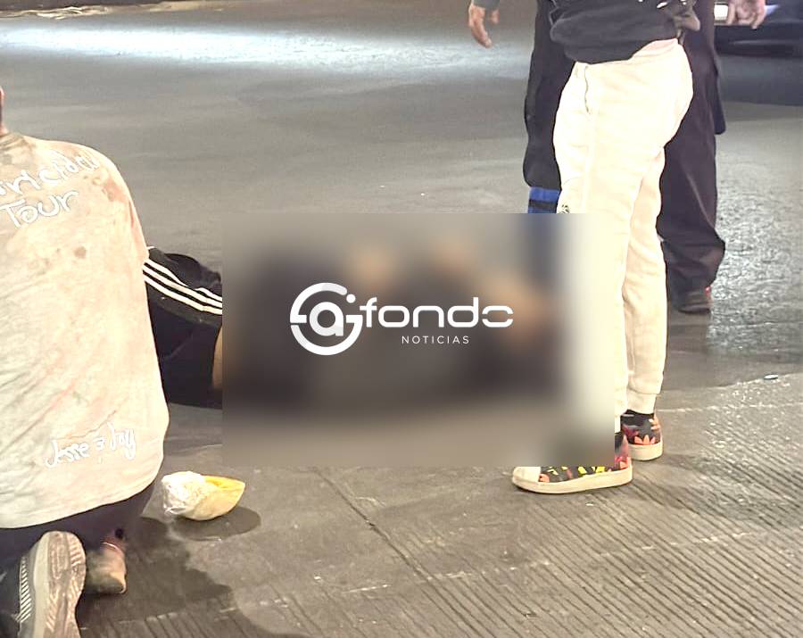 IMPACTO: Motociclista se destroza la cara; llevaba el casco en la mano y también arrolló a un peatón