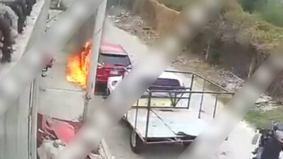 VIDEO: Sujetos queman camioneta en Edomex tras la muerte del ‘Mencho’