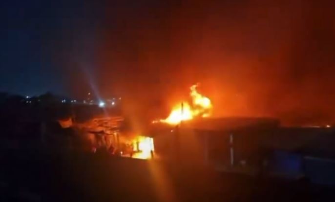 VIDEO: Fuego en la madrugada; incendio consume conocida central de abastos en Edomex