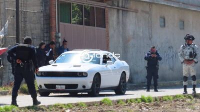 EJECUTADO. Un hombre fue asesinado a balazos y dejaron su cuerpo en un carro de lujo