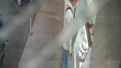 VIDEO: Asaltantes atacan a empleado de panadería y le quitan la moto con la que repartían