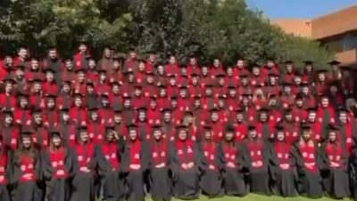 VIDEO. Colapsa templete durante foto de graduación de estudiantes de la Ibero; hay heridos