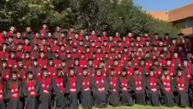 VIDEO. Colapsa templete durante foto de graduación de estudiantes de la Ibero; hay heridos