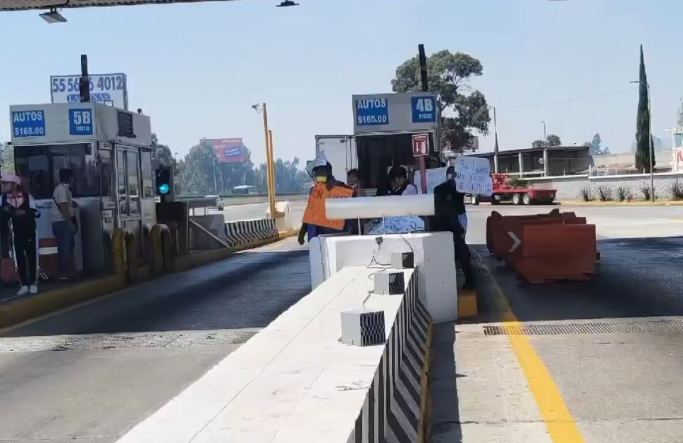 VIDEO: Familiares y pacientes de hemodiálisis bloquean caseta en Edomex; el hospital no tiene insumos