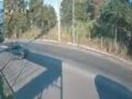 VIDEO: Conductora ‘se inventa’ una vuelta y deja en estado grave a un motociclista