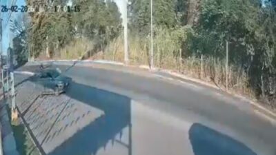 VIDEO: Conductora ‘se inventa’ una vuelta y deja en estado grave a un motociclista