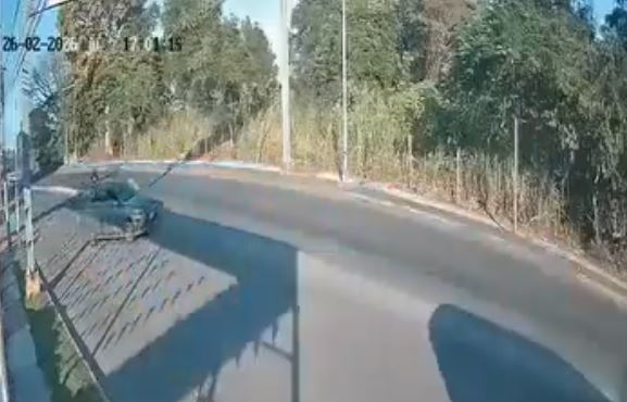VIDEO: Conductora ‘se inventa’ una vuelta y deja en estado grave a un motociclista