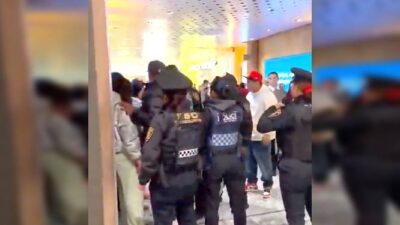 VIDEO: ‘¡No me puedes tocar!’; farderas son atrapadas cuando escapaban de una conocida plaza comercial