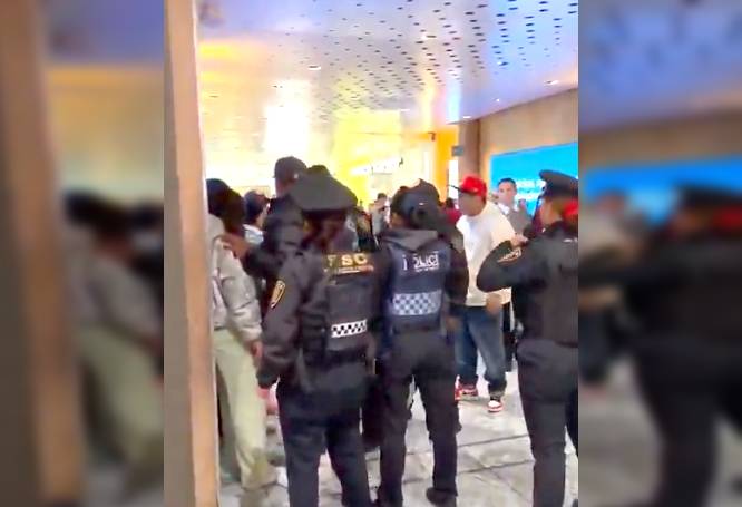 VIDEO: ‘¡No me puedes tocar!’; farderas son atrapadas cuando escapaban de una conocida plaza comercial