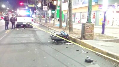 CRIMINAL. Conductor a exceso de velocidad arrolla a un motociclista afuera de un Oxxo