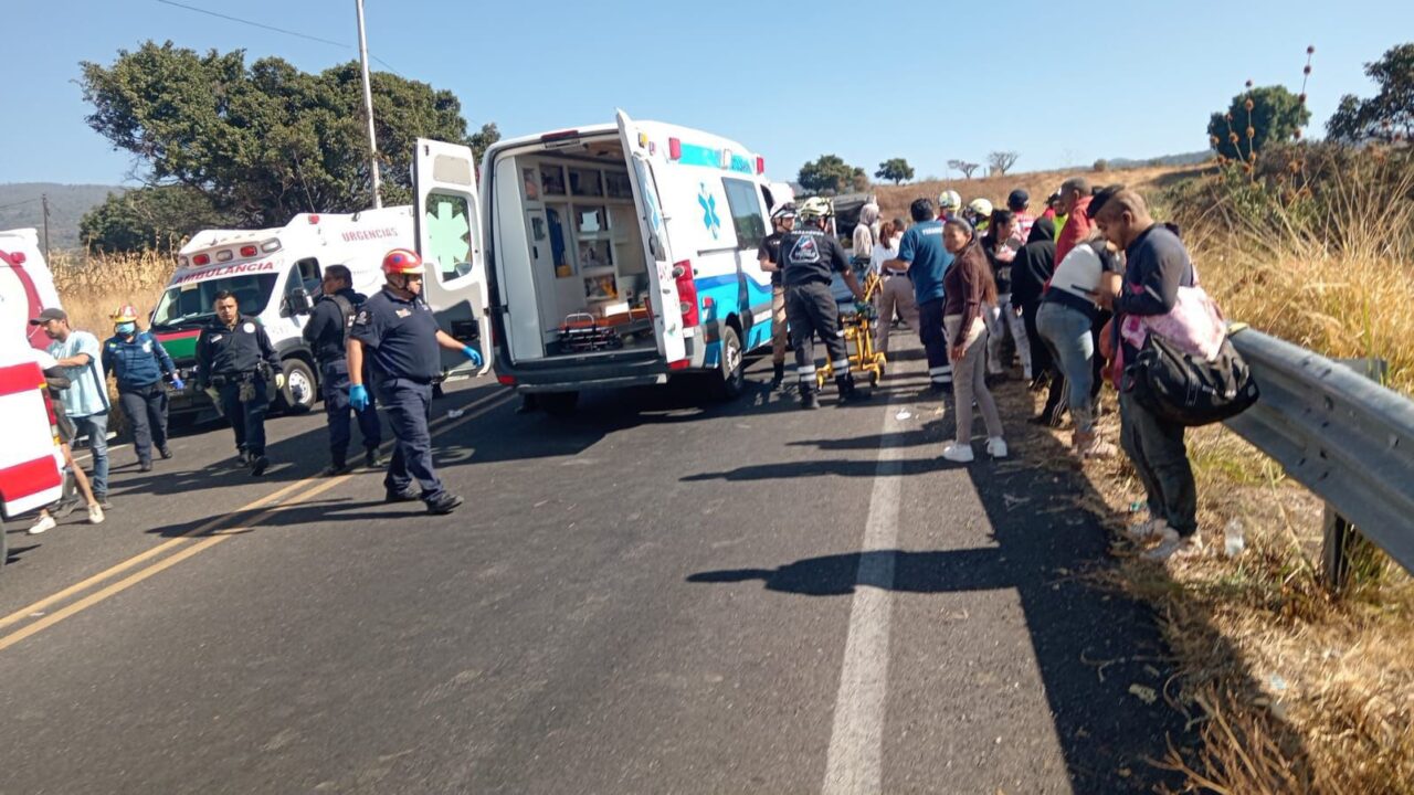 ATENCIÓN: Volcadura de autobús con excursionistas deja 7 muertos y más de 20 heridos