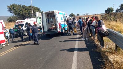 ATENCIÓN: Volcadura de autobús con excursionistas deja 7 muertos y más de 20 heridos