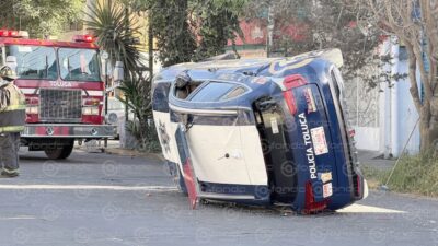 IMPRUDENCIA. Taxi se pasa el alto y provoca la volcadura de una patrulla; hay lesionados