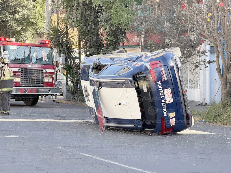 IMPRUDENCIA. Taxi se pasa el alto y provoca la volcadura de una patrulla; hay lesionados