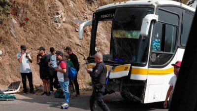 VIDEO: Conductor baja a reparar su camioneta y lo aplasta un camión de pasajeros