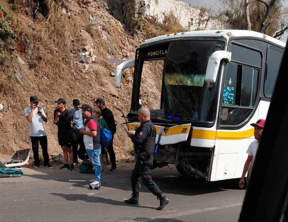 VIDEO: Conductor baja a reparar su camioneta y lo aplasta un camión de pasajeros