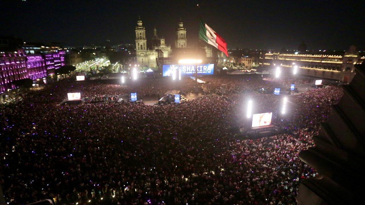 ALERTA: Denuncian cientos de robos de celulares durante concierto masivo de Shakira en el Zócalo