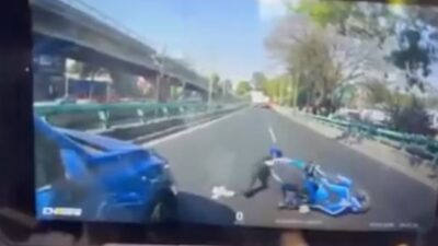 VIDEO: Motoneto sube a un puente vehicular y cae al pasar por un enorme bache