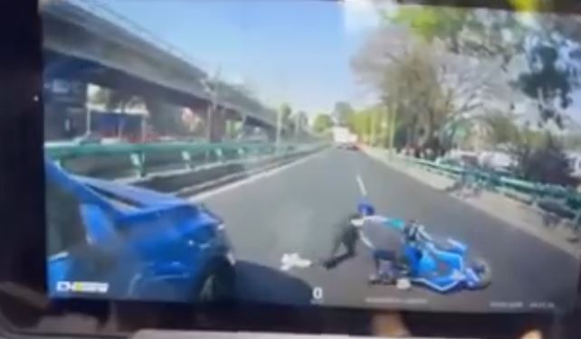VIDEO: Motoneto sube a un puente vehicular y cae al pasar por un enorme bache