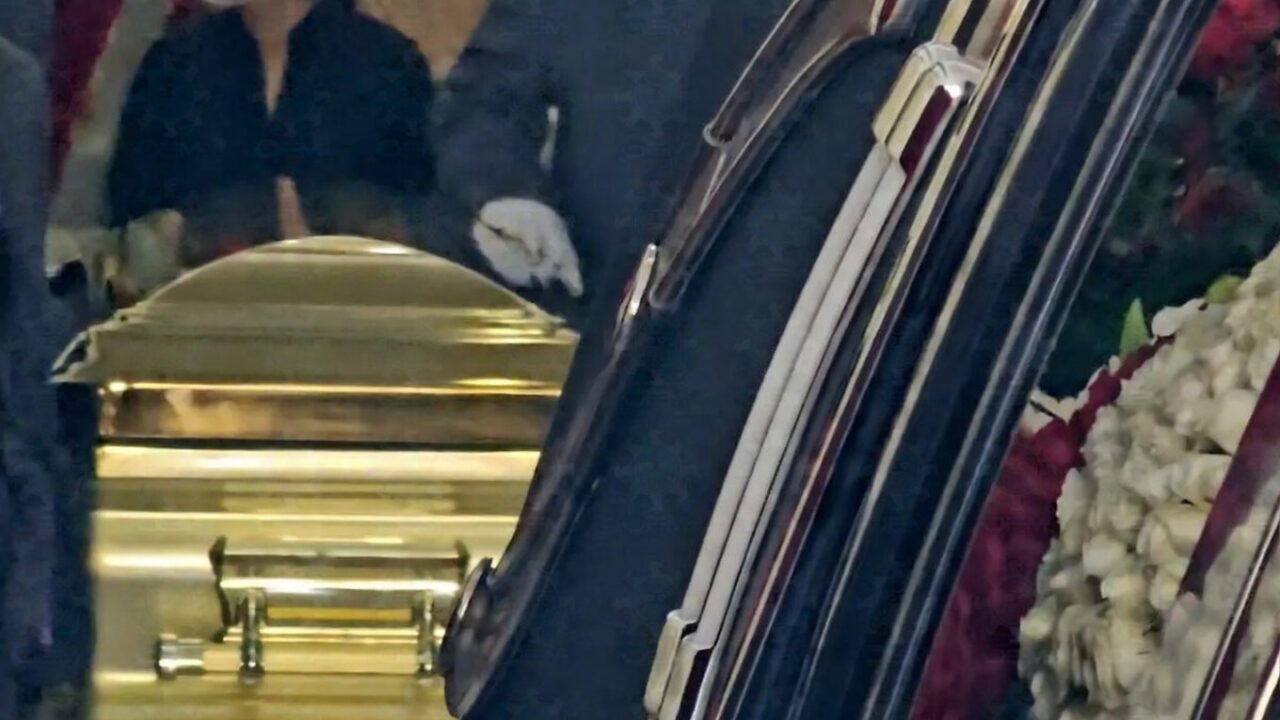 VIDEO. En un ataúd bañado en oro velan y sepultan a Nemesio Oseguera, ‘El Mencho’, líder del CJNG