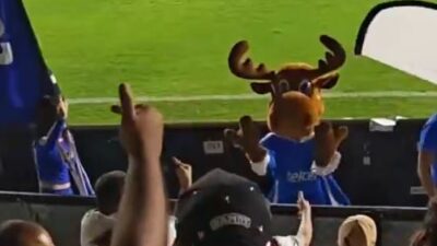 VIRAL: Botarga de Telcel hace señas obscenas a aficionados del club León