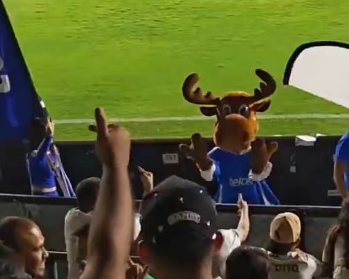 VIRAL: Botarga de Telcel hace señas obscenas a aficionados del club León