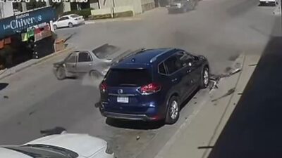 VIDEO: Conductora se pasa un alto, choca otro auto, sale disparada y su carro termina en una birriería