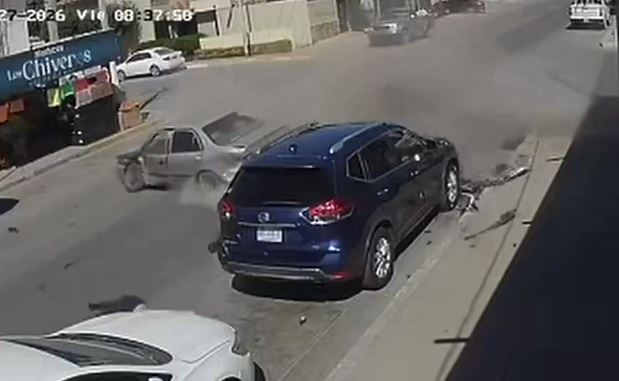 VIDEO: Conductora se pasa un alto, choca otro auto, sale disparada y su carro termina en una birriería
