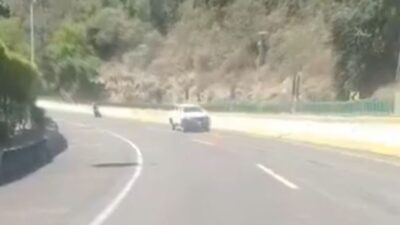 VIDEO: Motociclista derrapa a toda velocidad en la peligrosa curva ‘La Pera’