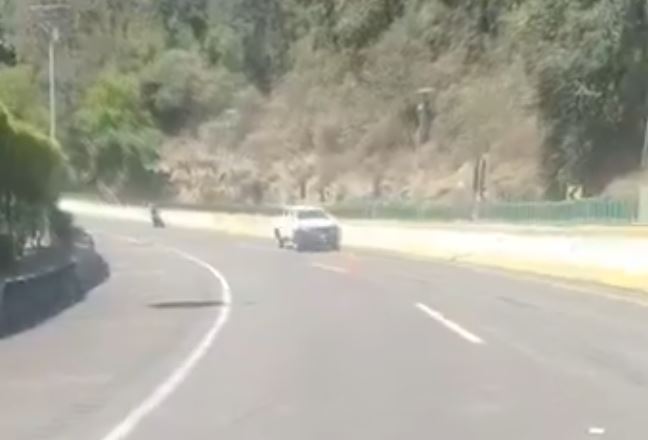 VIDEO: Motociclista derrapa a toda velocidad en la peligrosa curva ‘La Pera’