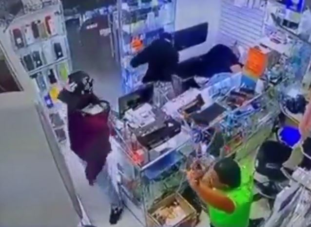VIDEO: Comerciante se defiende y llena de balas a asaltantes; uno murió