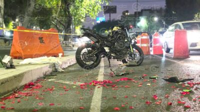 POÉTICO. Miguel y su novia iban en su moto con un ramo de rosas y mueren al chocar contra una camioneta