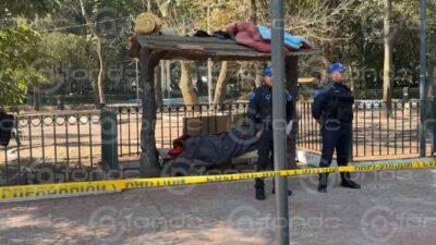URGENTE: Hombre sin hogar dormía junto a un parque y hoy amaneció muerto
