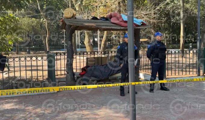 URGENTE: Hombre sin hogar dormía junto a un parque y hoy amaneció muerto