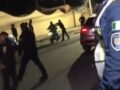 VIDEO: ‘¡Pélate!’; policía empuja a motociclista que se estrella contra un vehículo estacionado