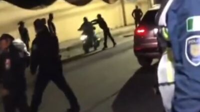 VIDEO: ‘¡Pélate!’; policía empuja a motociclista que se estrella contra un vehículo estacionado