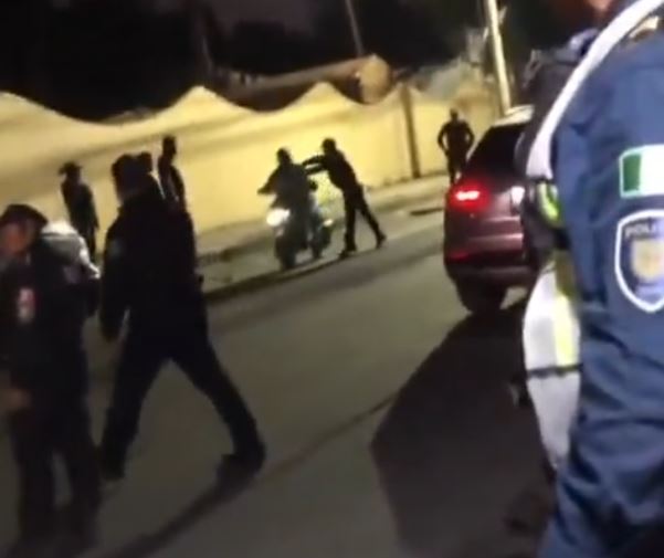 VIDEO: ‘¡Pélate!’; policía empuja a motociclista que se estrella contra un vehículo estacionado