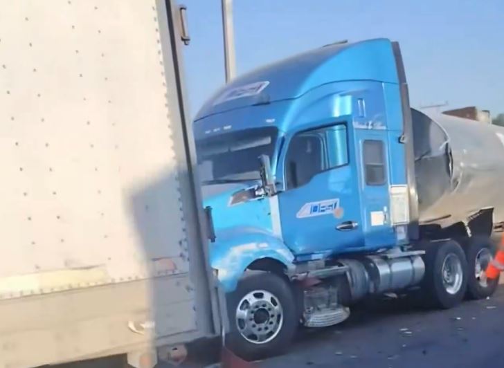 VIDEO: Traileros ‘cafres’ ocasionan carambola y colapsan el Circuito Exterior Mexiquense