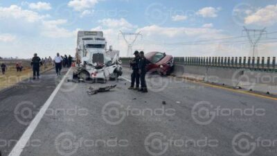 URGENTE: Triple choque deja un taxista muerto en una autopista de Edomex