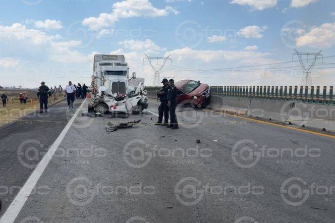 URGENTE: Triple choque deja un taxista muerto en una autopista de Edomex