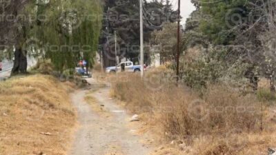 URGENTE: Encuentran el cuerpo de una joven sin vida junto a la carretera en Edomex