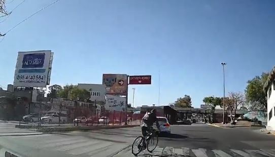 VIDEO: Ciclista ‘se la rifa’ y logra escapar de criminales que lo cazaban en Edomex