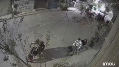 VIDEO: Joven y su mamá corren aterrados a su casa para no ser asaltados