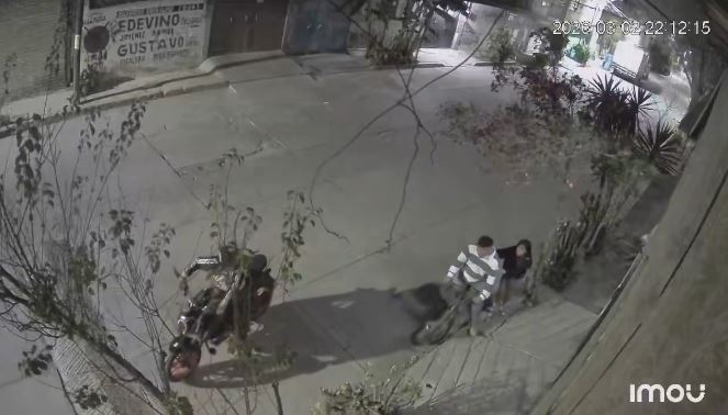 VIDEO: Joven y su mamá corren aterrados a su casa para no ser asaltados