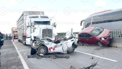 TERRIBLE. José manejaba su taxi en autopista del Edomex y muere prensado en una carambola