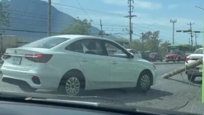 VIDEO: ‘Destino final’; poste atraviesa camión de pasajeros y perfora a una jovencita