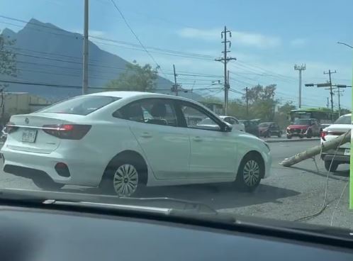 VIDEO: ‘Destino final’; poste atraviesa camión de pasajeros y perfora a una jovencita