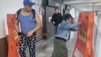 VIDEO: Vendedores del Metro cierran pasillos para que usuarios pasen por sus puestos